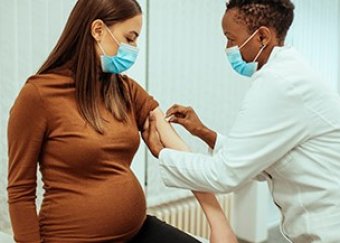COVID-19: que sait-on sur la vaccination des femmes enceintes?
